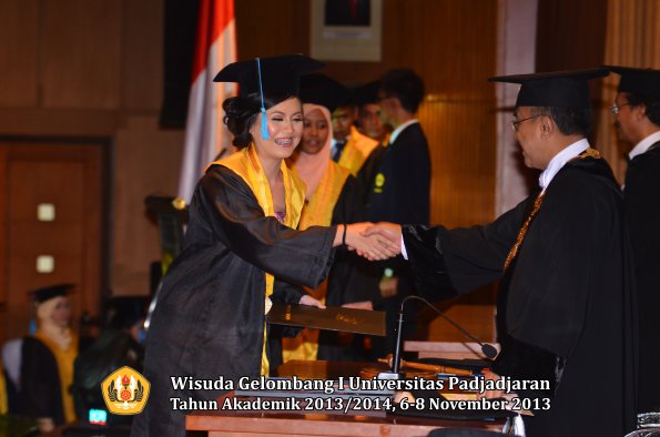 wisuda-unpad-gel-i-ta-2013_2014-fakultas-ilmu-budaya-oleh-rektor-033