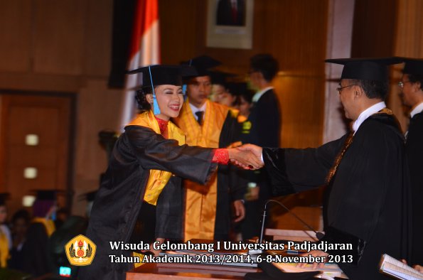 wisuda-unpad-gel-i-ta-2013_2014-fakultas-ilmu-budaya-oleh-rektor-037