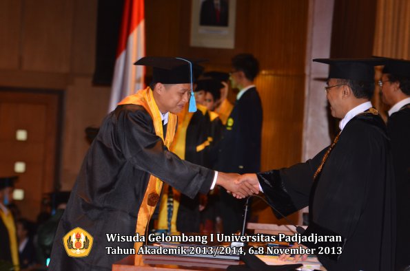 wisuda-unpad-gel-i-ta-2013_2014-fakultas-ilmu-budaya-oleh-rektor-038