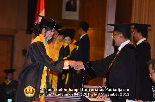 wisuda-unpad-gel-i-ta-2013_2014-fakultas-ilmu-budaya-oleh-rektor-039