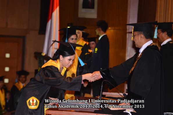 wisuda-unpad-gel-i-ta-2013_2014-fakultas-ilmu-budaya-oleh-rektor-042