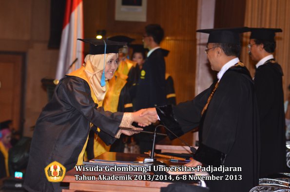 wisuda-unpad-gel-i-ta-2013_2014-fakultas-ilmu-budaya-oleh-rektor-044