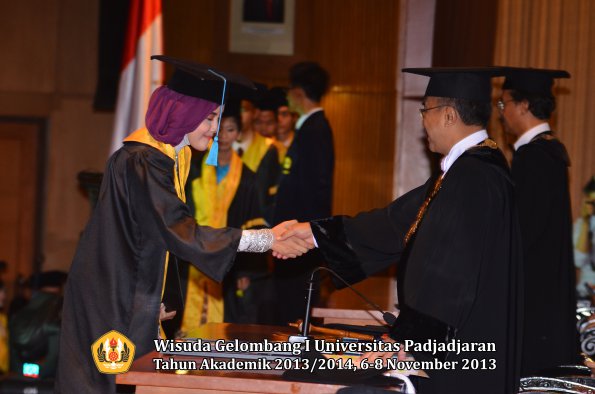 wisuda-unpad-gel-i-ta-2013_2014-fakultas-ilmu-budaya-oleh-rektor-048