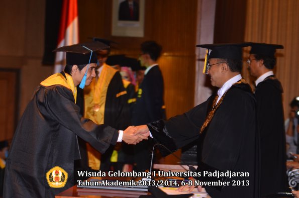 wisuda-unpad-gel-i-ta-2013_2014-fakultas-ilmu-budaya-oleh-rektor-052