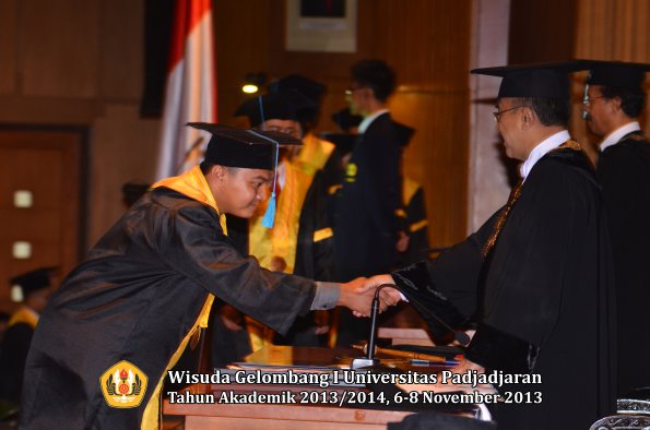 wisuda-unpad-gel-i-ta-2013_2014-fakultas-ilmu-budaya-oleh-rektor-056