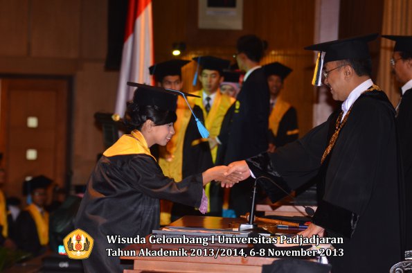 wisuda-unpad-gel-i-ta-2013_2014-fakultas-ilmu-budaya-oleh-rektor-060