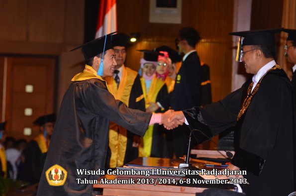 wisuda-unpad-gel-i-ta-2013_2014-fakultas-ilmu-budaya-oleh-rektor-061