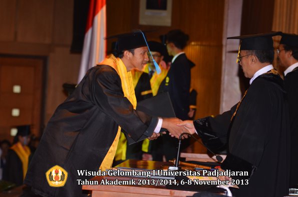 wisuda-unpad-gel-i-ta-2013_2014-fakultas-ilmu-budaya-oleh-rektor-066