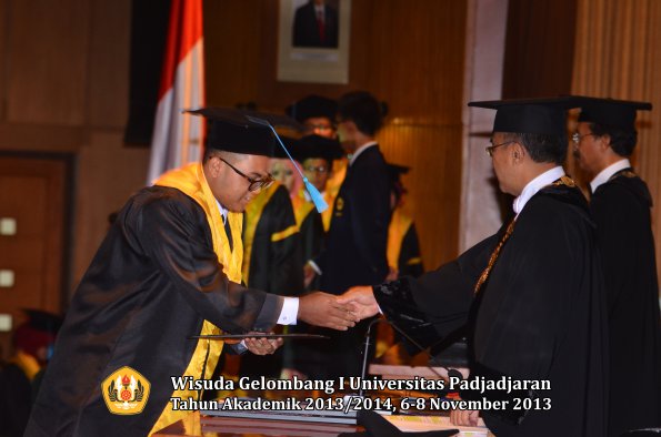 wisuda-unpad-gel-i-ta-2013_2014-fakultas-ilmu-budaya-oleh-rektor-067