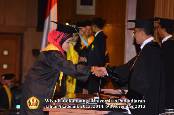 wisuda-unpad-gel-i-ta-2013_2014-fakultas-ilmu-budaya-oleh-rektor-073