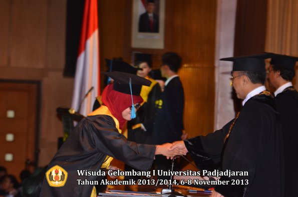 wisuda-unpad-gel-i-ta-2013_2014-fakultas-ilmu-budaya-oleh-rektor-078