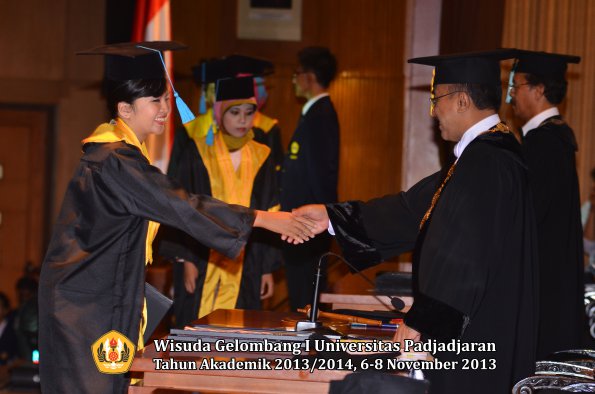 wisuda-unpad-gel-i-ta-2013_2014-fakultas-ilmu-budaya-oleh-rektor-083