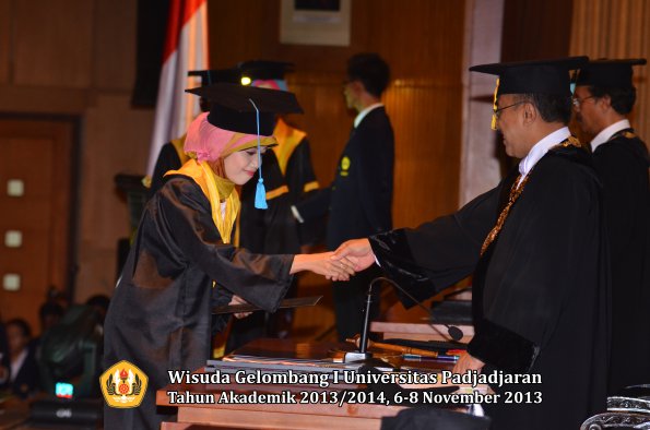 wisuda-unpad-gel-i-ta-2013_2014-fakultas-ilmu-budaya-oleh-rektor-084