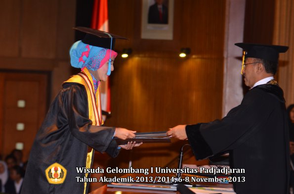 wisuda-unpad-gel-i-ta-2013_2014-fakultas-ilmu-budaya-oleh-rektor-087