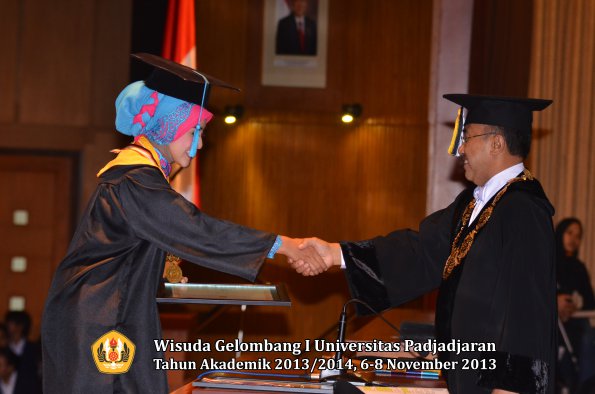 wisuda-unpad-gel-i-ta-2013_2014-fakultas-ilmu-budaya-oleh-rektor-088