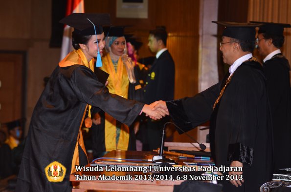 wisuda-unpad-gel-i-ta-2013_2014-fakultas-ilmu-budaya-oleh-rektor-090