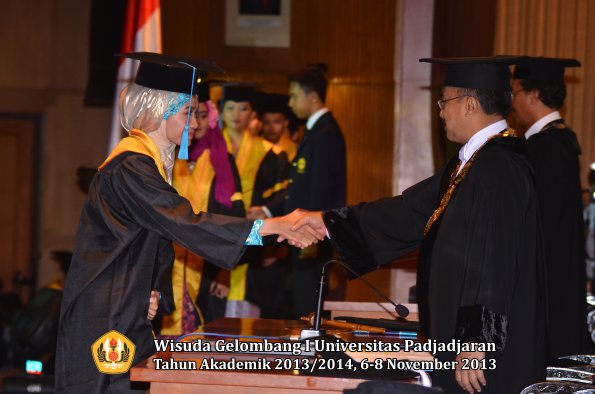 wisuda-unpad-gel-i-ta-2013_2014-fakultas-ilmu-budaya-oleh-rektor-091