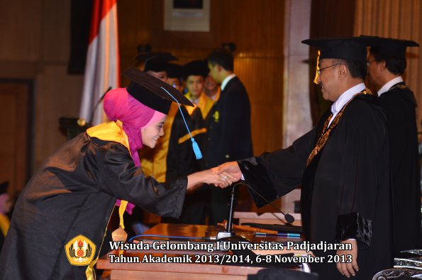 wisuda-unpad-gel-i-ta-2013_2014-fakultas-ilmu-budaya-oleh-rektor-092