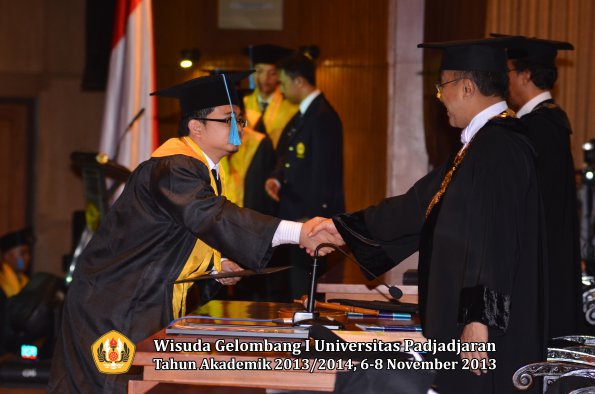 wisuda-unpad-gel-i-ta-2013_2014-fakultas-ilmu-budaya-oleh-rektor-094