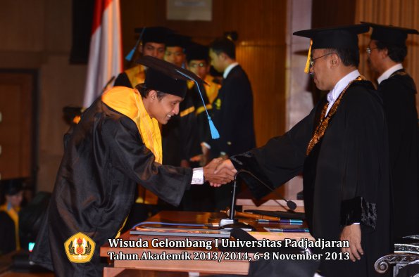 wisuda-unpad-gel-i-ta-2013_2014-fakultas-ilmu-budaya-oleh-rektor-096