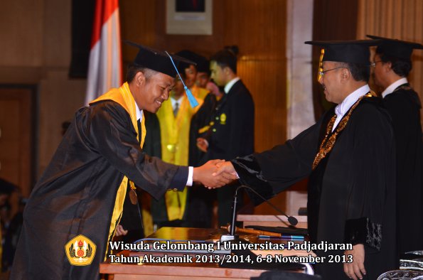 wisuda-unpad-gel-i-ta-2013_2014-fakultas-ilmu-budaya-oleh-rektor-098