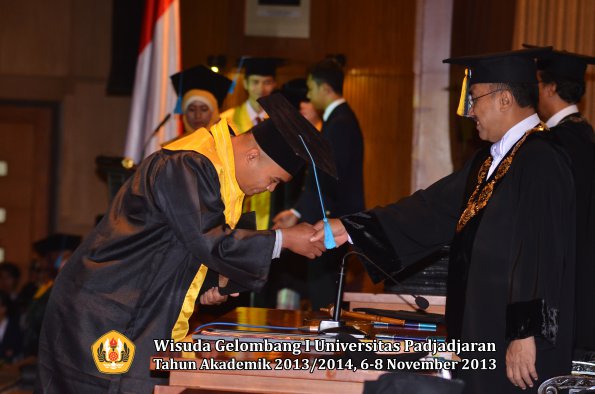 wisuda-unpad-gel-i-ta-2013_2014-fakultas-ilmu-budaya-oleh-rektor-103