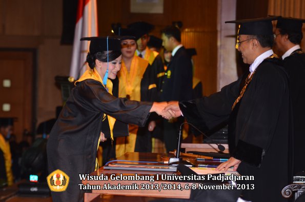 wisuda-unpad-gel-i-ta-2013_2014-fakultas-ilmu-budaya-oleh-rektor-106