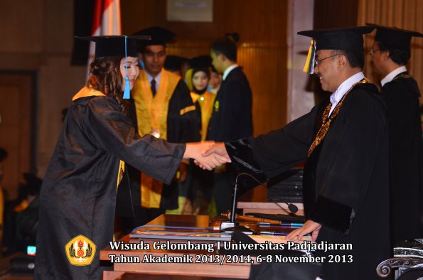 wisuda-unpad-gel-i-ta-2013_2014-fakultas-ilmu-budaya-oleh-rektor-107