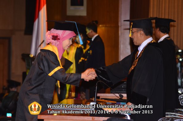 wisuda-unpad-gel-i-ta-2013_2014-fakultas-ilmu-budaya-oleh-rektor-112