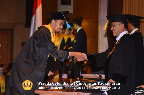 wisuda-unpad-gel-i-ta-2013_2014-fakultas-ilmu-budaya-oleh-rektor-118