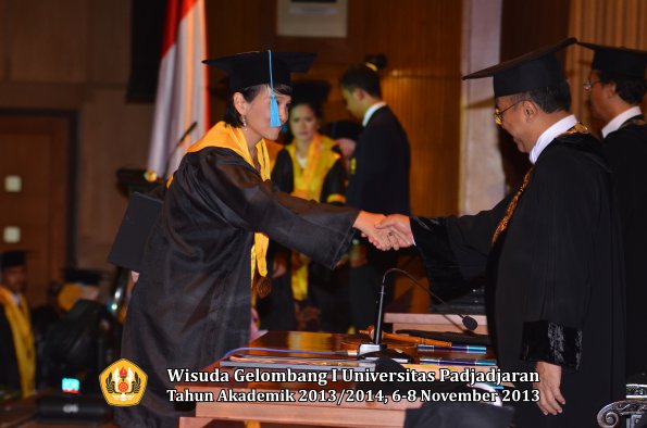 wisuda-unpad-gel-i-ta-2013_2014-fakultas-ilmu-budaya-oleh-rektor-119