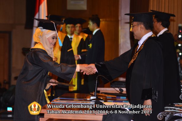 wisuda-unpad-gel-i-ta-2013_2014-fakultas-ilmu-budaya-oleh-rektor-129