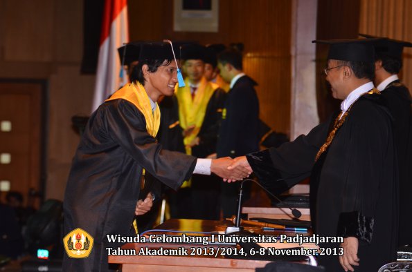 wisuda-unpad-gel-i-ta-2013_2014-fakultas-ilmu-budaya-oleh-rektor-132