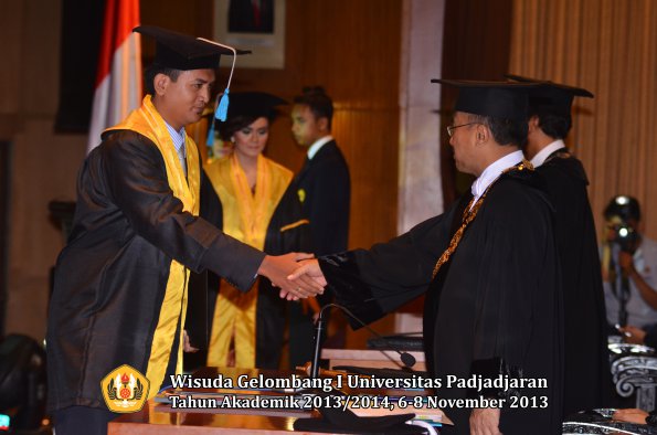 wisuda-unpad-gel-i-ta-2013_2014-fakultas-ilmu-budaya-oleh-rektor-136