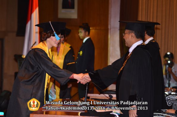 wisuda-unpad-gel-i-ta-2013_2014-fakultas-ilmu-budaya-oleh-rektor-137