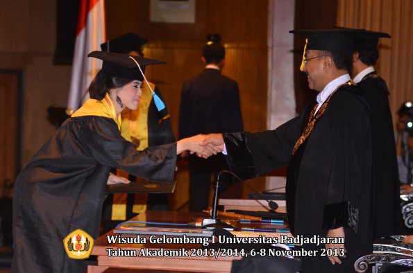 wisuda-unpad-gel-i-ta-2013_2014-fakultas-ilmu-budaya-oleh-rektor-138