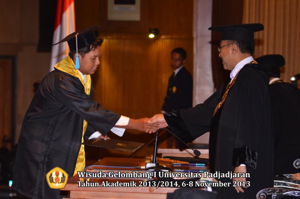 wisuda-unpad-gel-i-ta-2013_2014-fakultas-ilmu-budaya-oleh-rektor-139