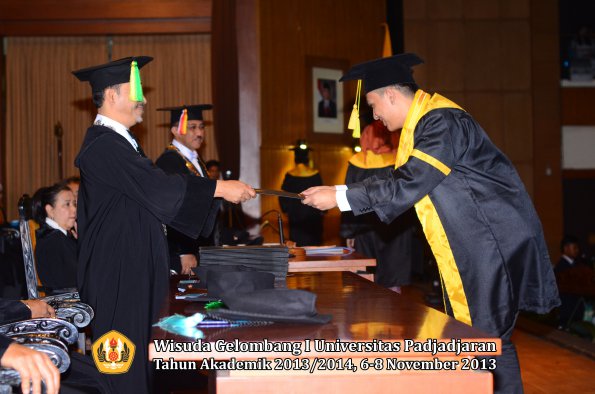 wisuda-unpad-gel-i-ta-2013_2014-fakultas-ilmu-komunikasi-oleh-dekan-025