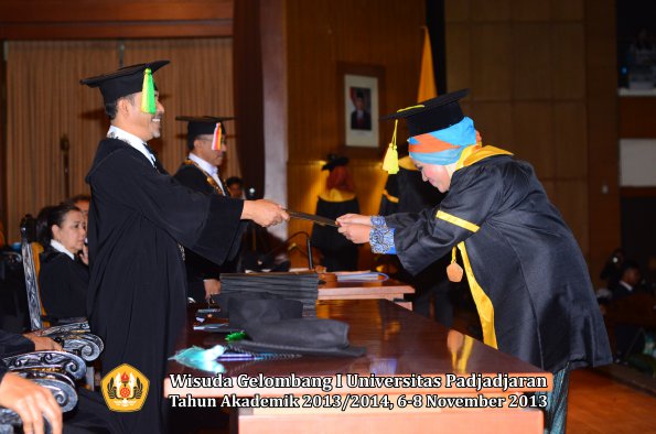 wisuda-unpad-gel-i-ta-2013_2014-fakultas-ilmu-komunikasi-oleh-dekan-026