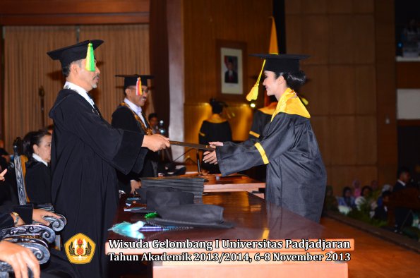 wisuda-unpad-gel-i-ta-2013_2014-fakultas-ilmu-komunikasi-oleh-dekan-029