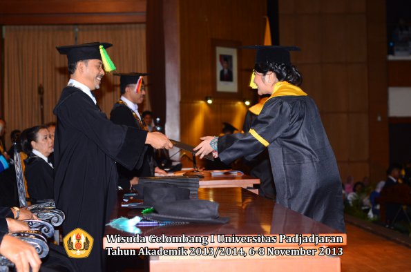 wisuda-unpad-gel-i-ta-2013_2014-fakultas-ilmu-komunikasi-oleh-dekan-033