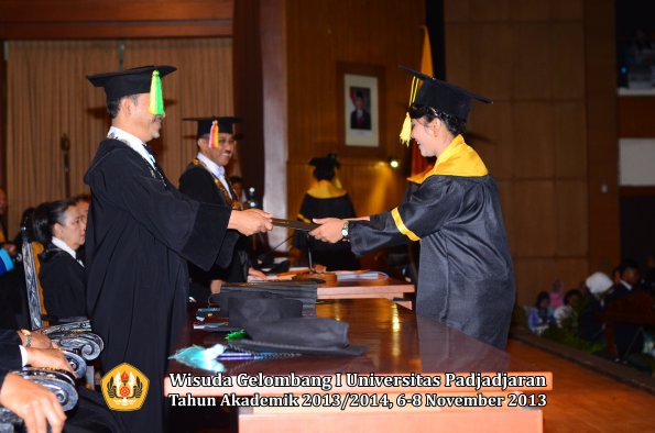 wisuda-unpad-gel-i-ta-2013_2014-fakultas-ilmu-komunikasi-oleh-dekan-034