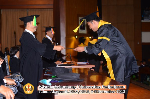 wisuda-unpad-gel-i-ta-2013_2014-fakultas-ilmu-komunikasi-oleh-dekan-044