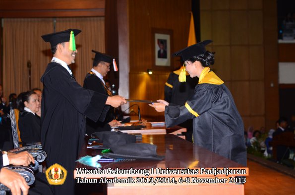 wisuda-unpad-gel-i-ta-2013_2014-fakultas-ilmu-komunikasi-oleh-dekan-045