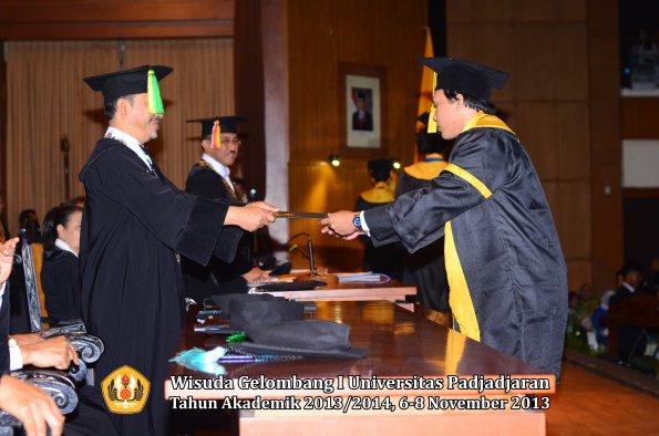 wisuda-unpad-gel-i-ta-2013_2014-fakultas-ilmu-komunikasi-oleh-dekan-047