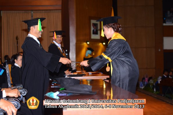 wisuda-unpad-gel-i-ta-2013_2014-fakultas-ilmu-komunikasi-oleh-dekan-050