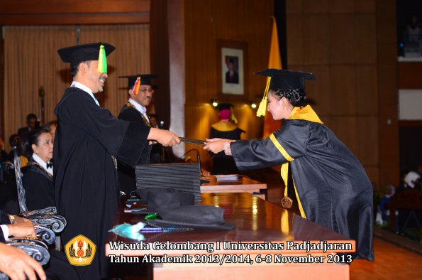 wisuda-unpad-gel-i-ta-2013_2014-fakultas-ilmu-komunikasi-oleh-dekan-062