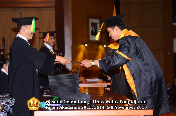 wisuda-unpad-gel-i-ta-2013_2014-fakultas-ilmu-komunikasi-oleh-dekan-065