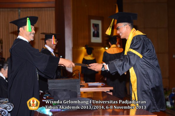 wisuda-unpad-gel-i-ta-2013_2014-fakultas-ilmu-komunikasi-oleh-dekan-066