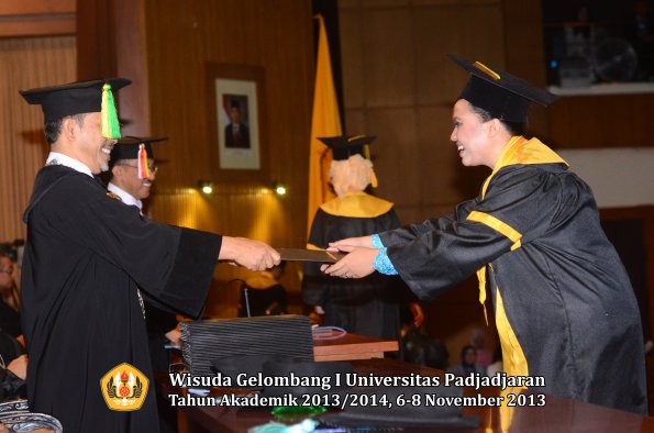 wisuda-unpad-gel-i-ta-2013_2014-fakultas-ilmu-komunikasi-oleh-dekan-068